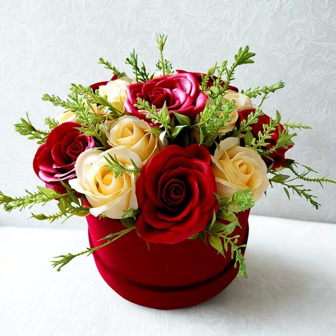 Ziepju ziedu dekors samta kastītē "Samta Rozes"